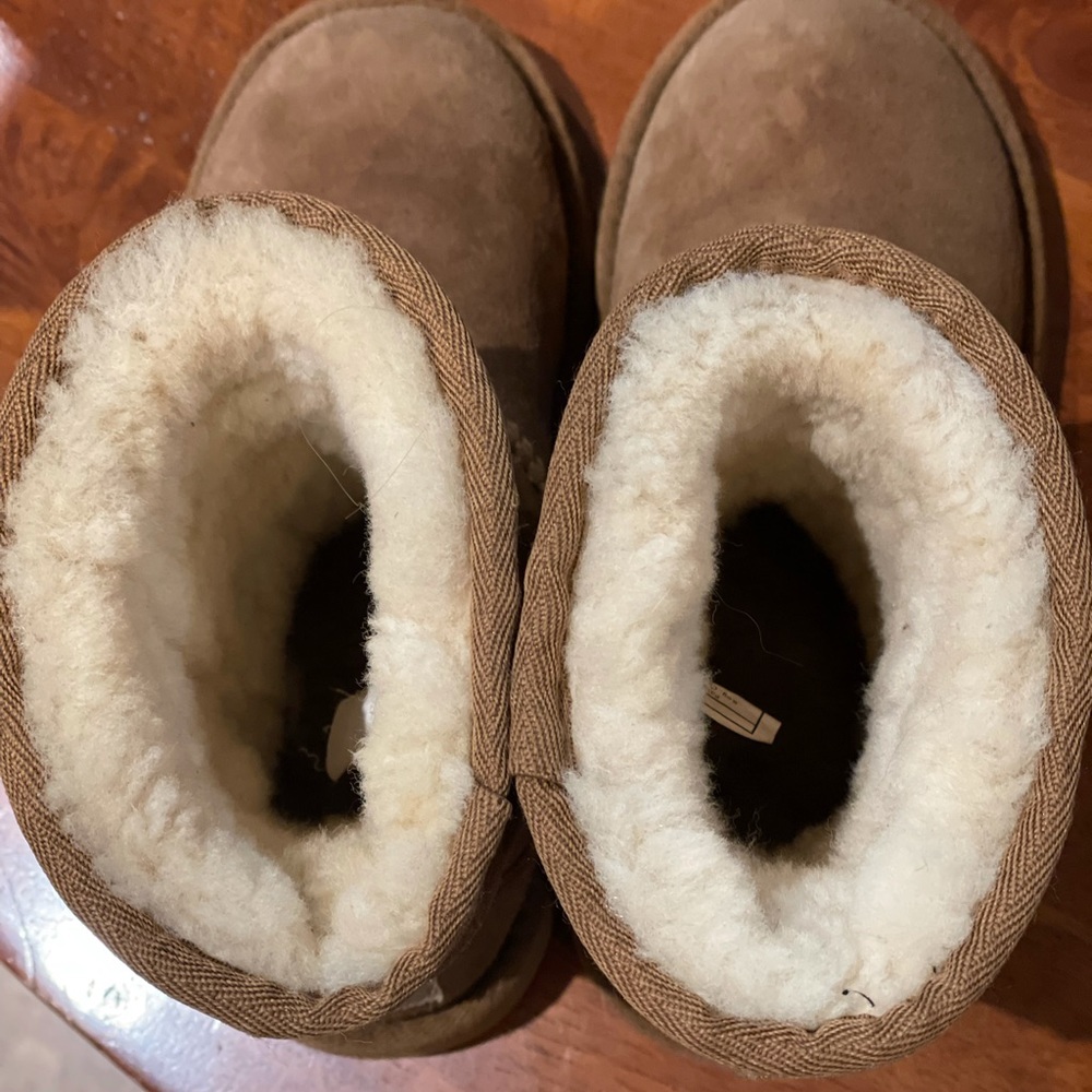Girl’s size 3 UGG boots.